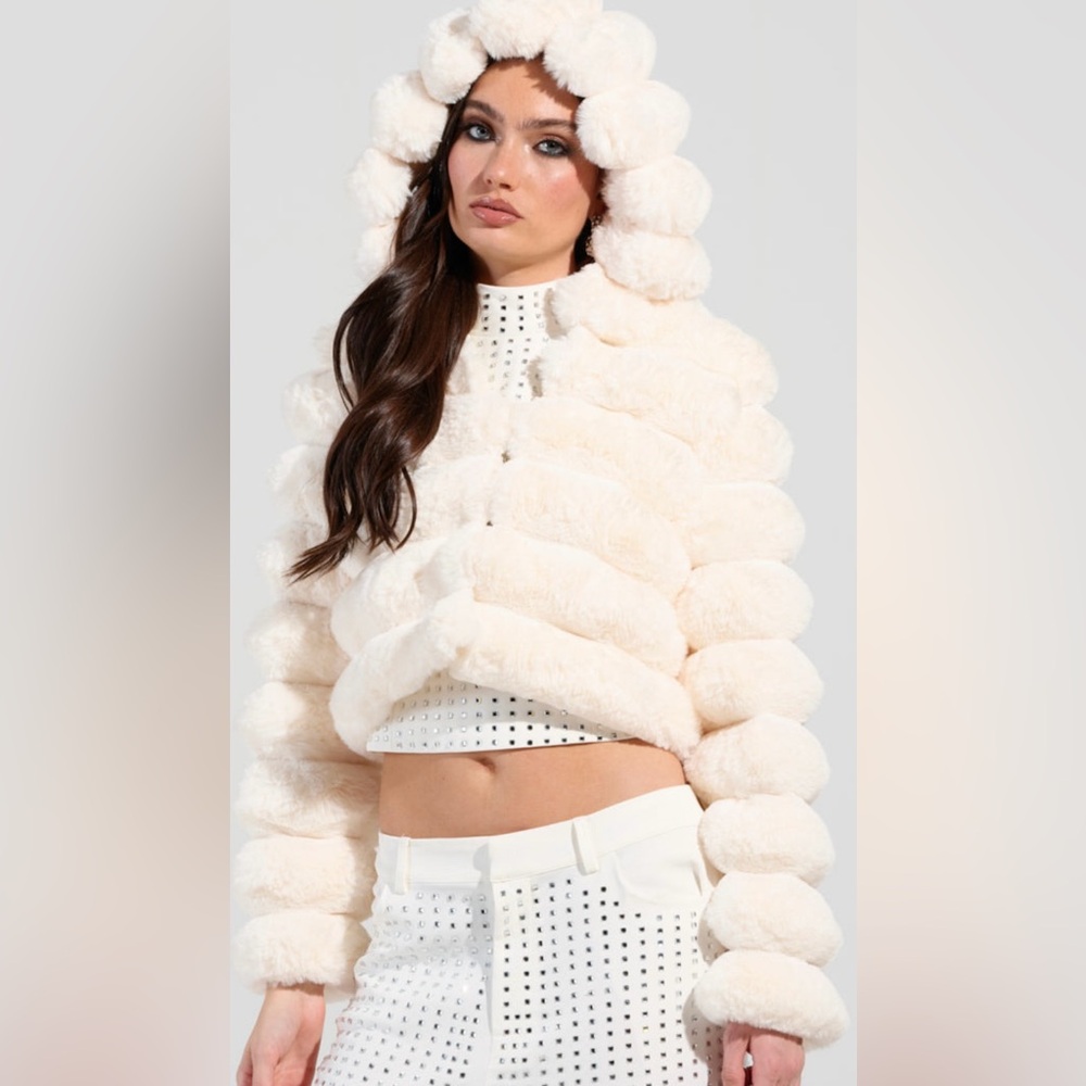 New AKIRA Chic Cream cropped bunny Faux Fur Jacket size L